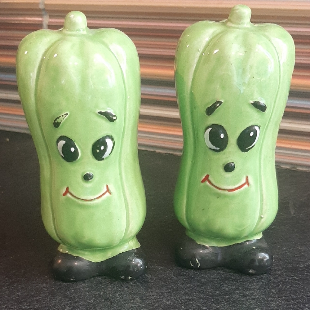 Vintage🥒Mid Century🥒retro Green Pepper/Pickle Shaped Salt&Pepper Shakers SZ L